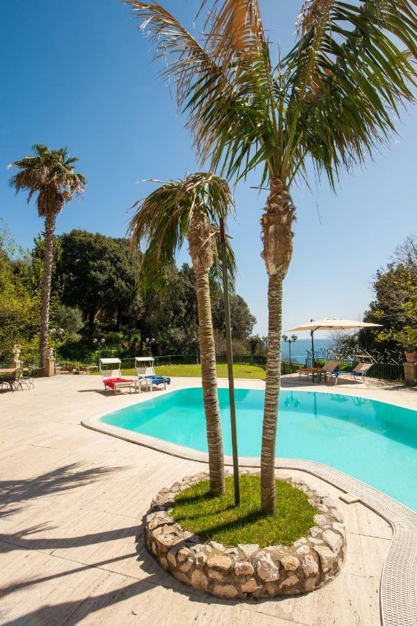 Holidays Naples Family - Pool In Front Of Capri Exterior foto