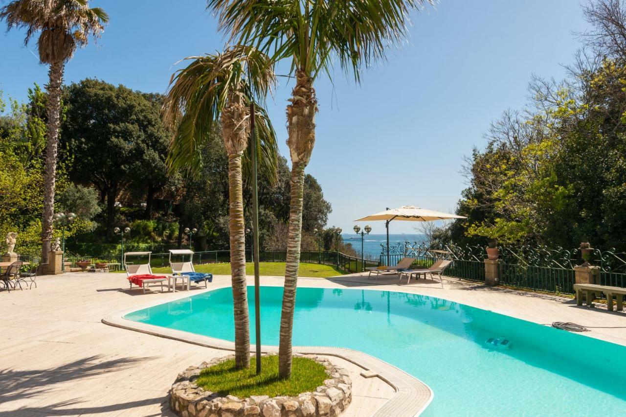 Holidays Naples Family - Pool In Front Of Capri Exterior foto